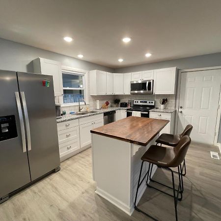 Remodeled Cottage With Sunroom Манчестър Екстериор снимка