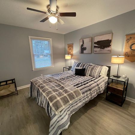 Remodeled Cottage With Sunroom Манчестър Екстериор снимка