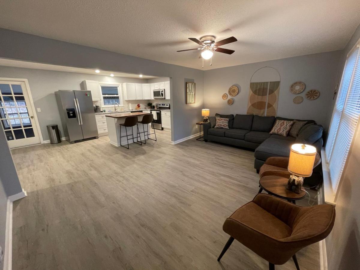 Remodeled Cottage With Sunroom Манчестър Екстериор снимка