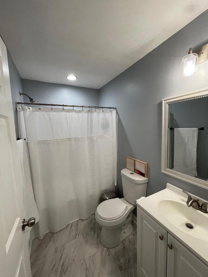 Remodeled Cottage With Sunroom Манчестър Екстериор снимка