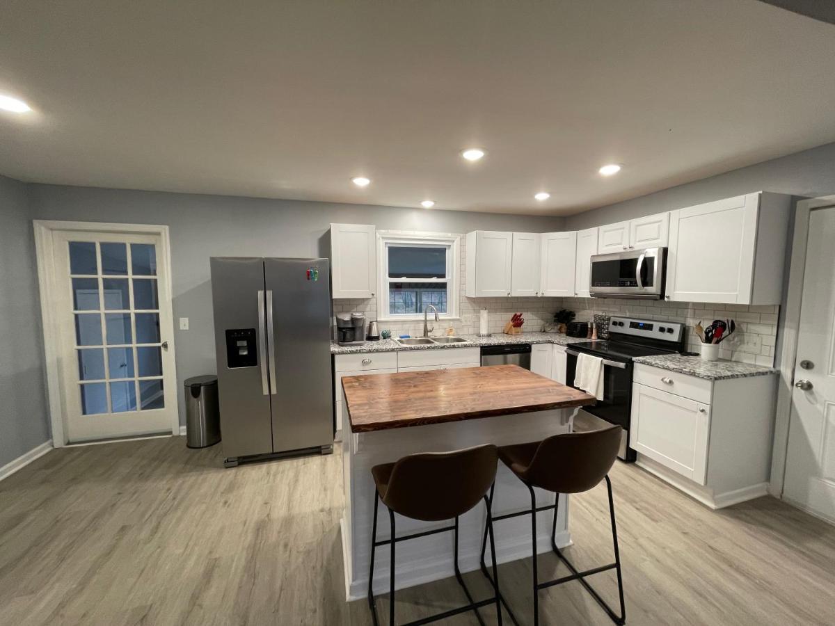 Remodeled Cottage With Sunroom Манчестър Екстериор снимка