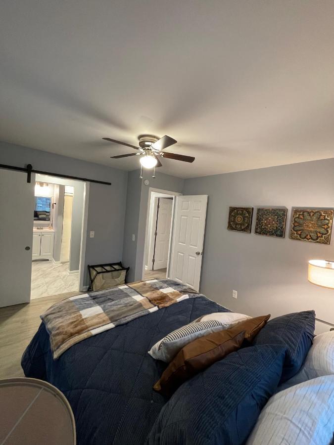 Remodeled Cottage With Sunroom Манчестър Екстериор снимка
