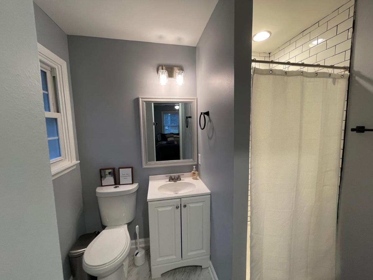 Remodeled Cottage With Sunroom Манчестър Екстериор снимка